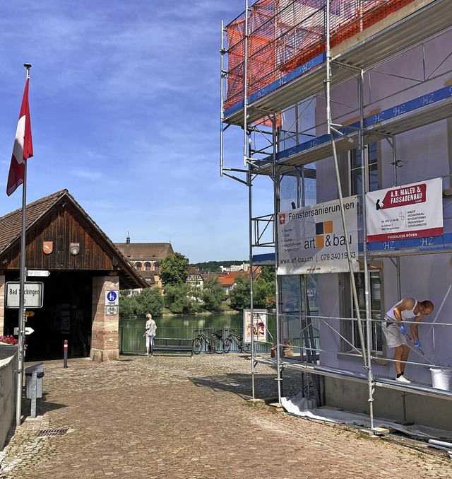 Die Arbeiten an der Fassade des alten Zollhauses in Stein haben begonnen.  | Foto: Annemarie Rsch