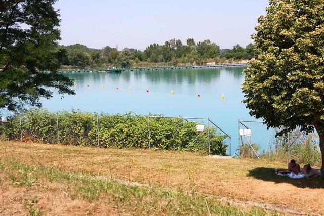 Der Wyhler Baggersees lockt viele Bade... ist der groe Schwimmbagger zu sehen.  | Foto: Christiane Franz