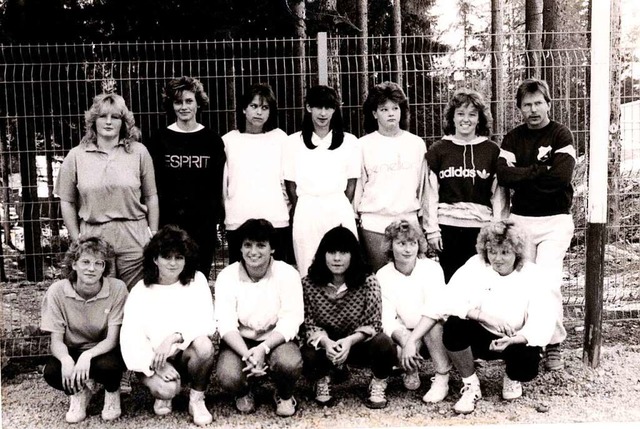 Das erste Frauenteam  1986/87:  stehen...enbacher, Petra Kaiser, Daniela Urban.  | Foto: Eva Korinth