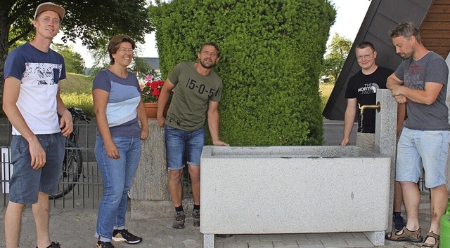 An Hugo Ketterers Brunnen   (von links...efan Schwendemann und Philipp Schwrer  | Foto: Christa Maier