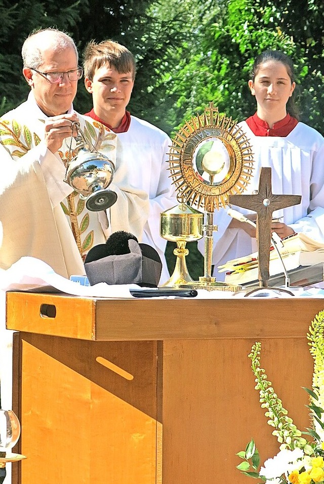 Pfarrer Fabian Schneider segnet die Hostie auf dem Altar.  | Foto: Erhard Morath