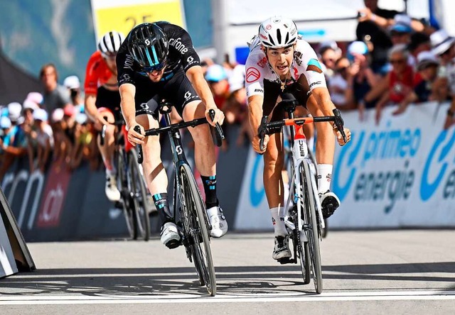 Nico Denz (links) gewinnt den Sprint der sechsten Tour-de-Suisse-Etappe.  | Foto: Gian Ehrenzeller (dpa)