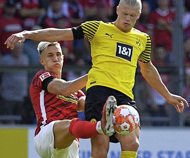 Nico Schlotterbeck (links), hier im Au...m zweiten Spieltag wieder in Freiburg.  | Foto: THOMAS KIENZLE (AFP)