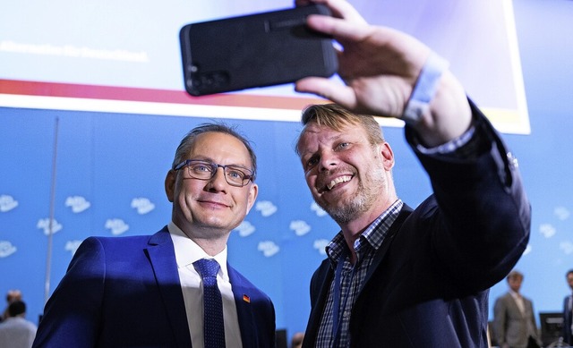 Parteichef Tino Chrupalla (links) war ...ier beim Selfie mit einem Delegierten.  | Foto: Sebastian Kahnert (dpa)