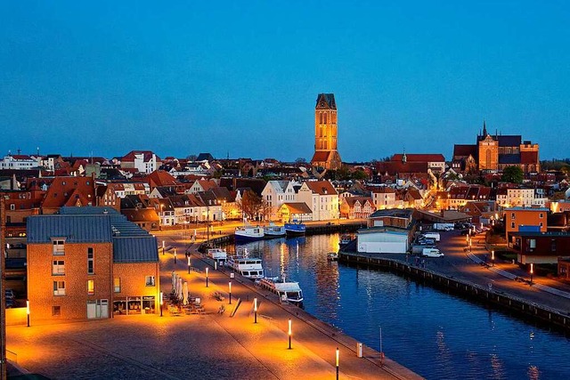 Lichterglanz: Blick vom Ohlerich-Speicher ber den Alten Hafen auf Wismar  | Foto: Thomas Schneider