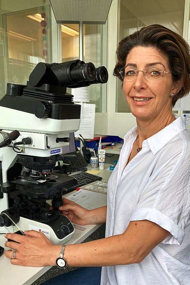 Pathologin Christine Brabeck bei ihrer Arbeit im Labor mit einem Mikroskop.  | Foto: Susanne Geisler