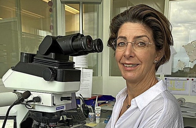 Pathologin Christine Brabeck bei ihrer Arbeit im Labor und am Mikroskop.  | Foto: Susanne Geisler