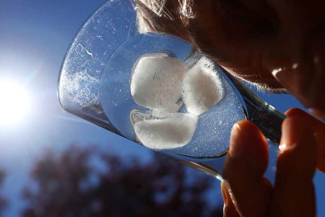 Bei so viel Hitze soll man viel trinke...am Wochenende groe Sportereignisse an  | Foto: Karl-Josef Hildenbrand (dpa)