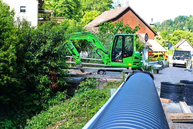 Damit im Trockenen gearbeitet werden k...hrend der Sanierung durch eine Rhre.  | Foto: Gabriele Hennicke