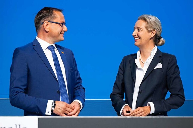 Tino Chrupalla und Alice Weidel (rechts) auf dem Parteitag in Riesa  | Foto: Sebastian Kahnert (dpa)