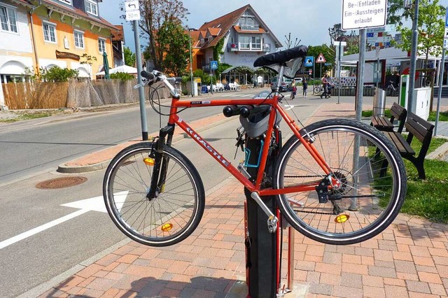 Am Heinrich-Ulmann-Platz in Breisach h...rkzeug und eine integrierte Luftpumpe.  | Foto: Sattelberger