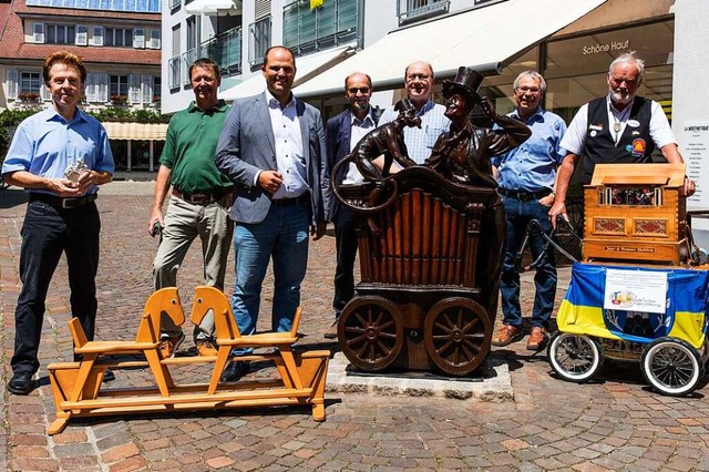 Klaus-Dieter Kienzler, Wolfgang Rother...elspieler-Skulptur der ffentlichkeit.  | Foto: Gabriele Zahn