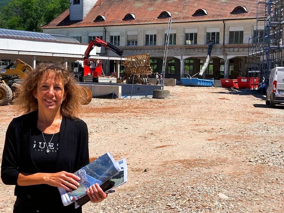 Geschäftsführerin Sabine Gersbach auf dem Hof. Dort ist der  Park geplant.  | Foto: Annemarie Rösch
