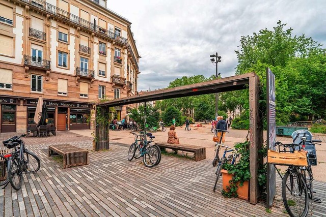 Frher parkten Busse mit laufendem Mot...kreichs: der Place d&#8217;Austerlitz.  | Foto: Anne Telw