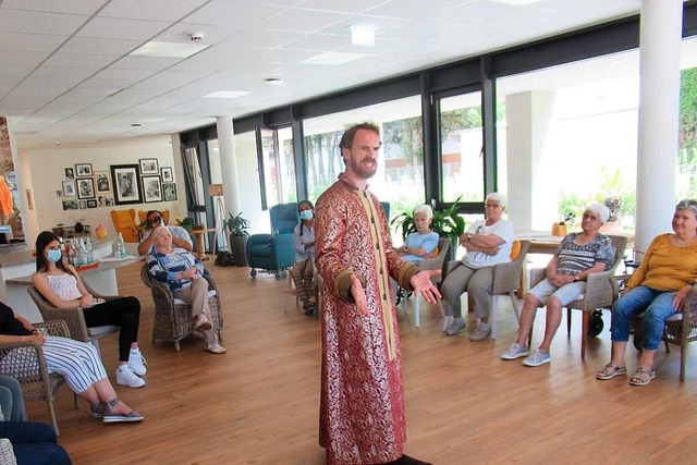 Philipp Sponbiel bei seiner Mrchenstunde in der Orangerie von Vita Tertia  | Foto: Susanne Kerkovius