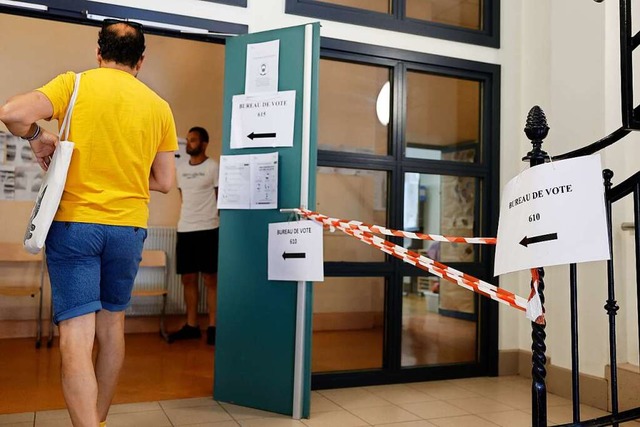 Ein Mann betritt ein Wahllokal in Stra... Franzosen whlen ein neues Parlament.  | Foto: Jean-Francois Badias (dpa)