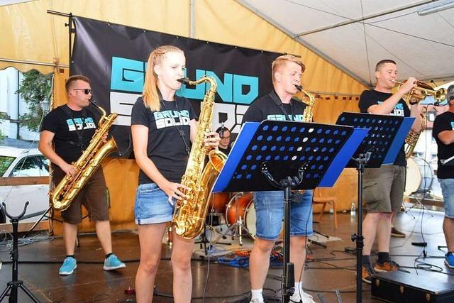 Straßenfest in Schönau lockt trotz Hitze viele Gäste an