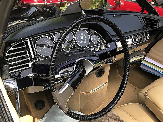 Elegant: ein Cockpit noch ganz ohne Digitaltechnik. Edel: ein weier Rolls Royce  | Foto: Jutta Schtz