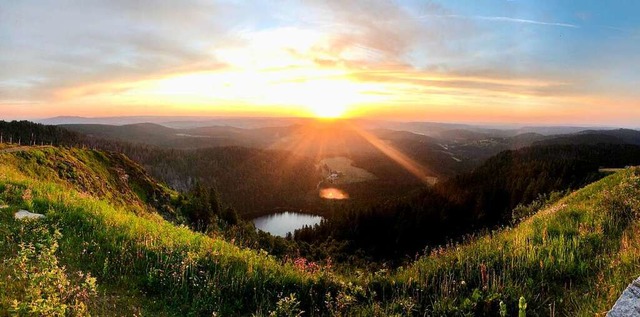 Lohn fr frhes Aufstehen: Sonnenaufgang, unten der Feldsee  | Foto: Heidrun Simoneit