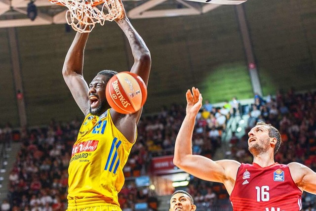 Alba-Spieler Christ Koumadje, 2,24 Met...C Bayern Mnchen drei Dunks in Serie.   | Foto: IMAGO/nordphoto GmbH / Straubmeier