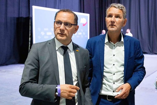 Der wiedergewhlte Parteisprecher Tino...rke Mann der AfD, Bjrn Hcke (rechts)  | Foto: Sebastian Kahnert (dpa)