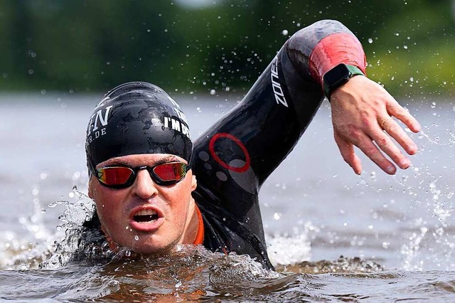 Joseph He schwimmt nach der Strae vo...ltar und der Elbe nun durch den Rhein.  | Foto: Sebastian Kahnert (dpa)