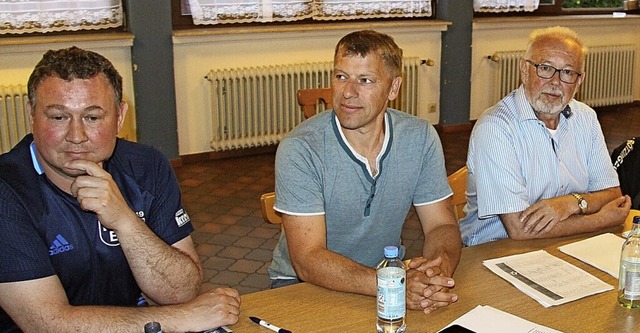 Der Vorsitzende des FC Btzingen,  Udo...ndtrainer Christian Dier gefhrt wird.  | Foto: Horst David