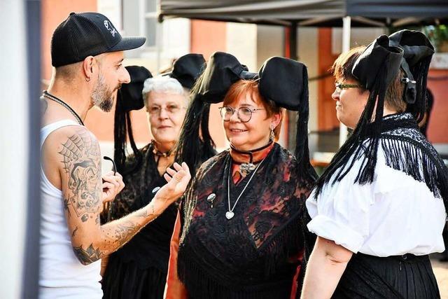 Tradition ohne Berhrungsngste beim Kreistrachtenfest in Weil am Rhein