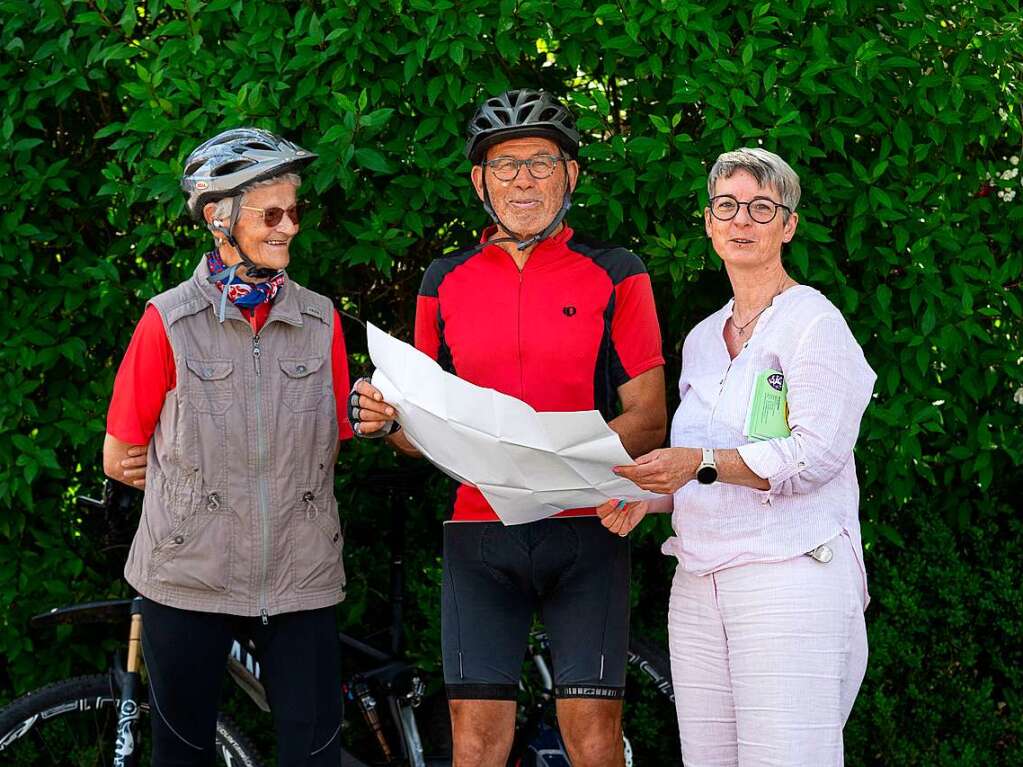 Petra Kaiser von der Tourist Info (rechts) geht die Tour noch einmal mit Peter Riester und Hildegard Kaiser durch. 