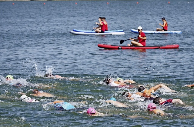 Die DLRG passt auf, dass beim Schwimmen nichts passierte.  | Foto: Michael Haberer