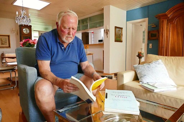 Klaus Th. Guenter vor einem Teil der Manuskripte  | Foto: Sabine Ehrentreich