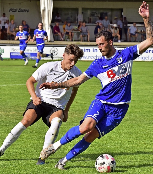 Der FC Erzingen zeigte der Heimelf ihr...rechts) dem Emmendinger Pascal Martin.  | Foto: Daniel Thoma