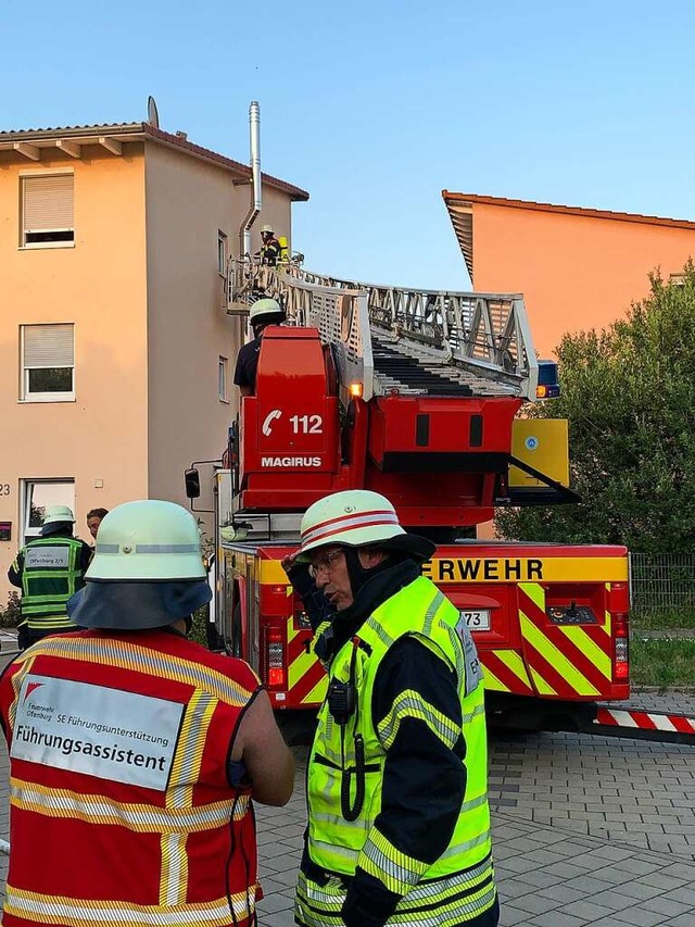 Menschenrettung per Drehleiter, rechts...n der Lise-Meitner-Strae in Offenburg  | Foto: Helmut Seller