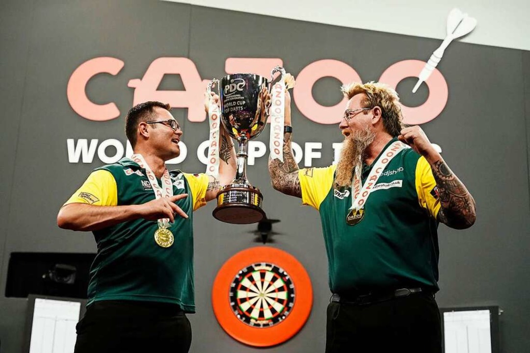 Simon Whitlock (r, Australien) und Dam...ta (Australien) halten den Siegerpokal  | Foto: Uwe Anspach (dpa)