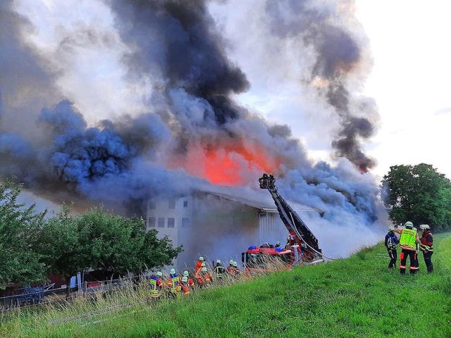 Die Produktionshalle eines holzverarbe...Betriebs in Mauchen geriet in Flammen.  | Foto: Feuerwehr Bonndorf
