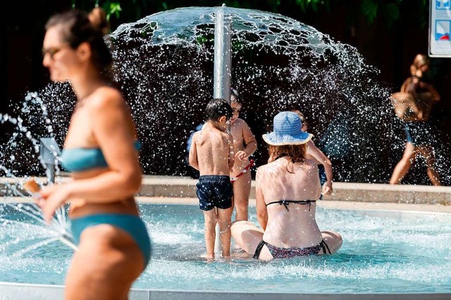 Gegen die Sommerhitze hilft es, in den...er auch sich im Schwimmbad abzukhlen.  | Foto: Elia Bianchi (dpa)