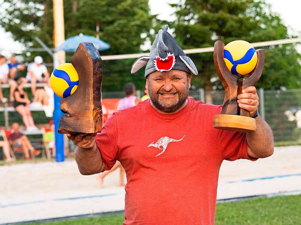 Alex Scheinmaier, Abteilungsleiter Volleyball, mit den Wanderpokalen des Beach-Volleyball-Turniers. Die Kunstwerke wurden gefertigt von TuS-Mitglied Frank Maier.