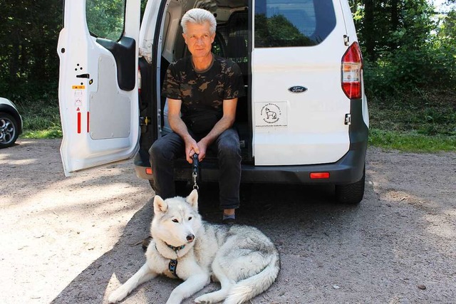 Werner Agster mit der ihm verbliebenen...verein Nothilfe fr Polarhunde zu ihm.  | Foto: Cornelia Liebwein