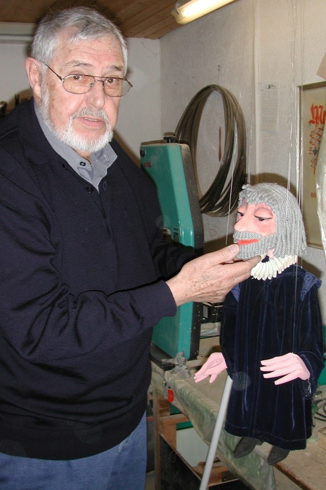 Karl-Hans Bachmann mit einer seiner wunderbaren Marionetten.  | Foto: Wieschenkmper