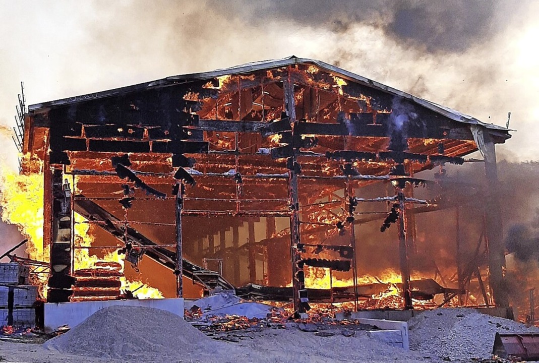 Die Produktionsstätte in Mauchen   brannte vollständig aus.  | Foto: Feuerwehr Bonndorf