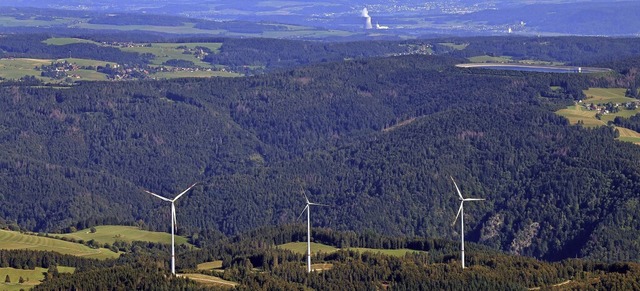 Drei Windrder errichtete EnBW 2017 au...grund ist das AKW Leibstadt zu sehen.   | Foto:  Erich Meyer