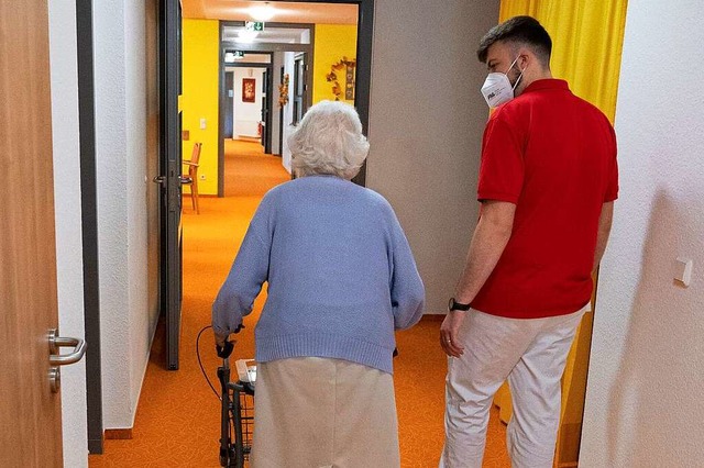 Beschftigte in Pflegeheimen mssen geimpft sein.  | Foto: Bernd Weibrod (dpa)