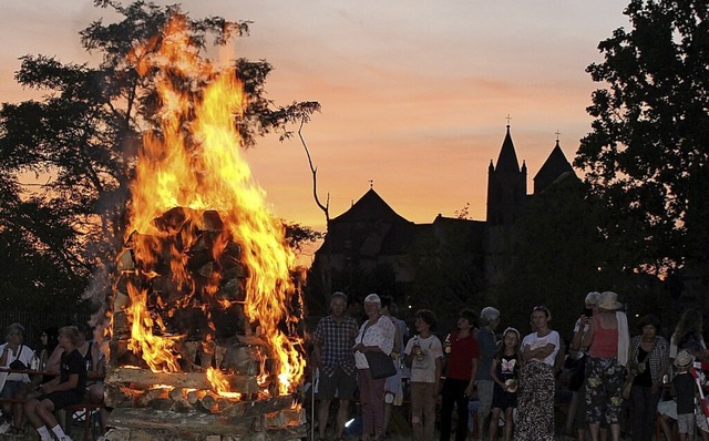 Bei der Sonnwendfeier ging ein groer Holzstapel in Flammen auf.  | Foto: Eva Buchholz