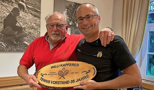 Das muss mal einer nachmachen: Willi K...ank der Vorsitzende  Stephan Dietsche.  | Foto: Tennisclub Menzenschwand