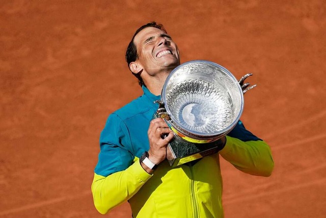 Rafael Nadal stemmt nach seinem Sieg b...d Slam in Paris den Pokal in die Hhe.  | Foto: Christophe Ena (dpa)