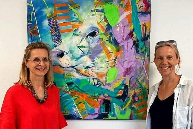 Warum zwei Künstlerinnen an einem Bild malen und welche Rolle Kühe dabei spielen