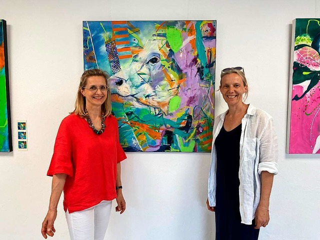 Sylvie Schmitt und Carolin Hfler (rec...chickt und jeweils daran weitergemalt.  | Foto: Carolin Hfler