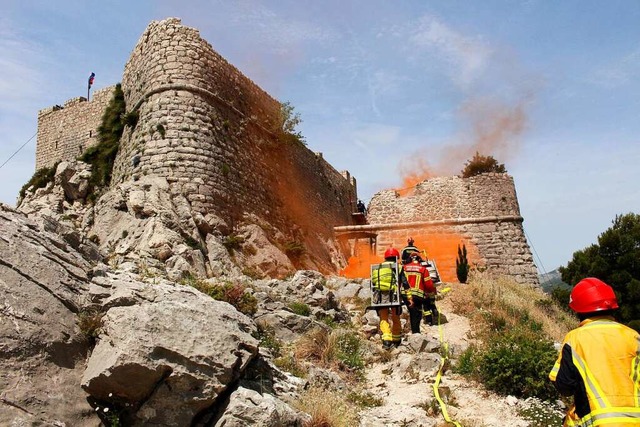 In Kroatien bei Omis lernten die Feuer...mit einfachen Mitteln Brnde bekmpft.  | Foto: Rainer Brinkmann