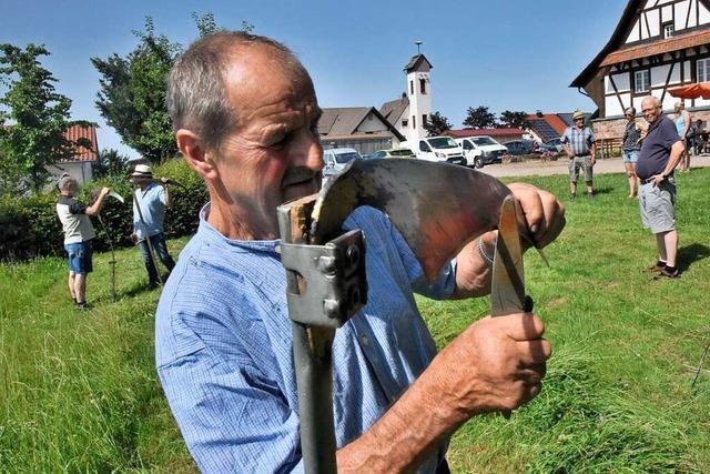 Nicht nur einfach draufkloppen: Arbeiten mit der Sense in der Museumsscheune in Freiamt