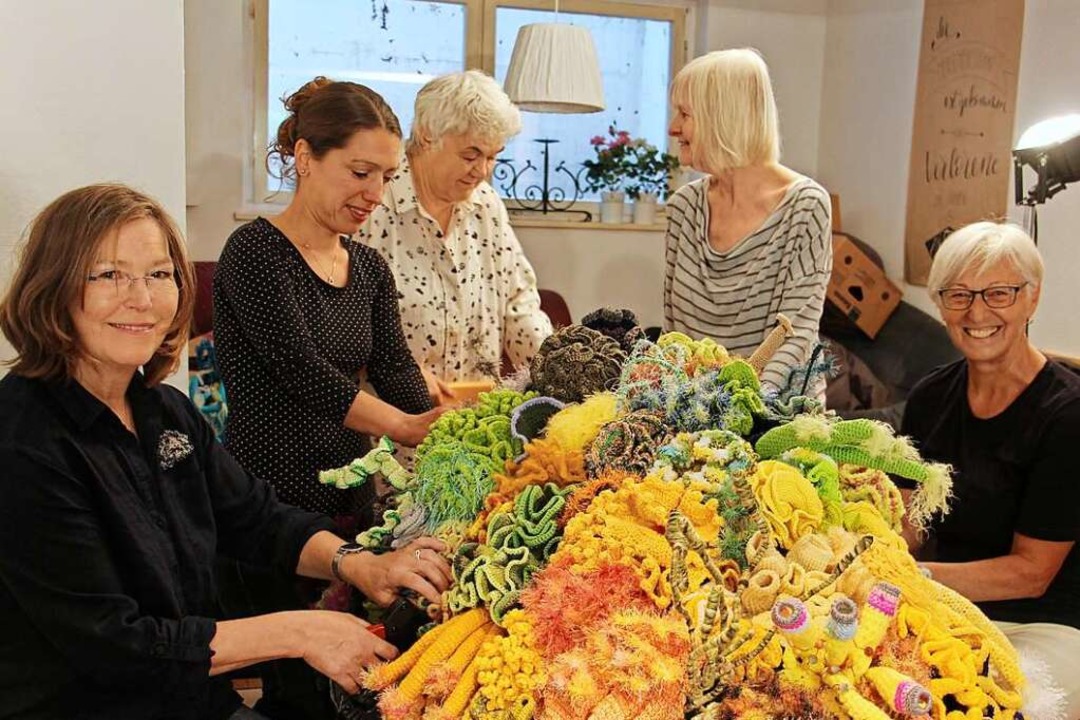 Akribisch setzen die  beteiligten Frauen die  gehkelten Korallen  zusammen.  | Foto: Ruth Seitz